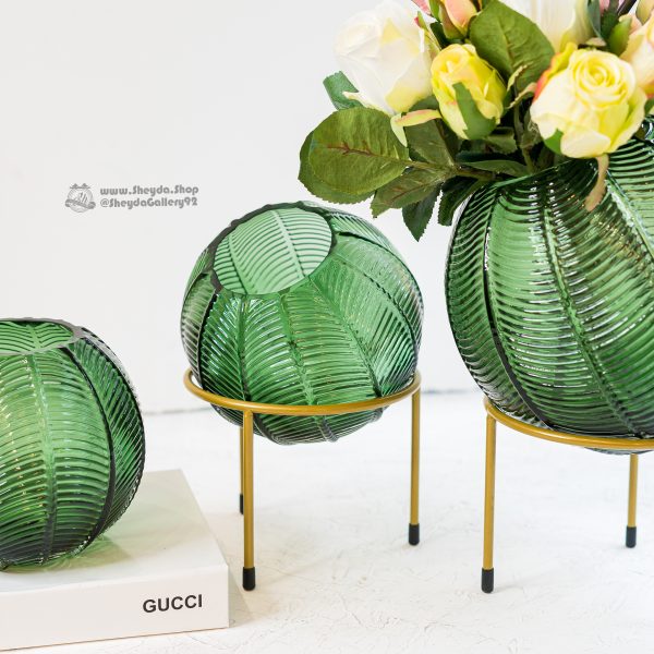 گلدان سبز پایه‌دار